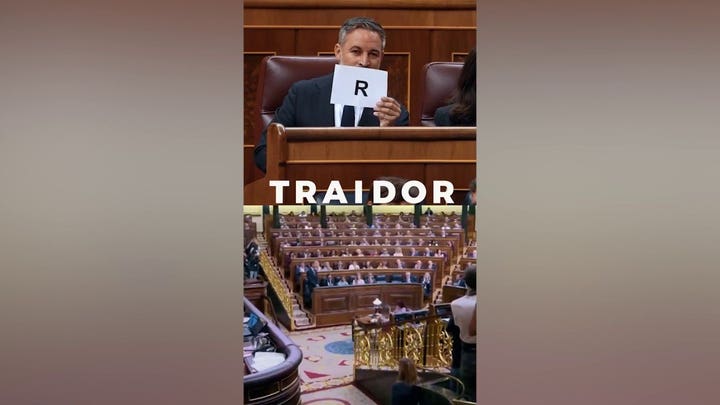 El líder de un partido de la oposición española tacha al primer ministro de traidor por la crisis migratoria