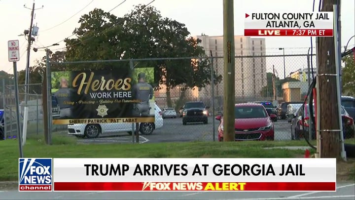 Trump turns himself in at Georgia jail 