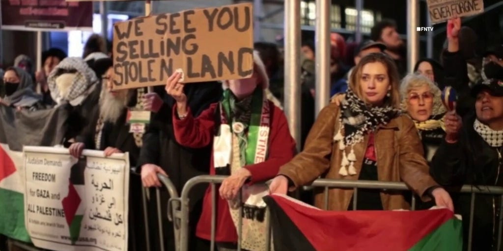 Hundreds of protesters target Manhattan synagogue with antisemitic chants