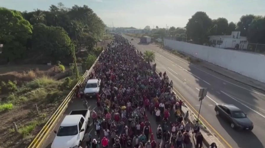 Bidens border crisis: 8,000+ migrant caravan en route to the US border