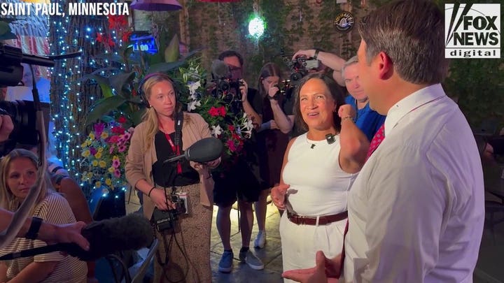 Minnesota GOP El candidato a gobernador se dirige a sus seguidores mientras se van conociendo los resultados