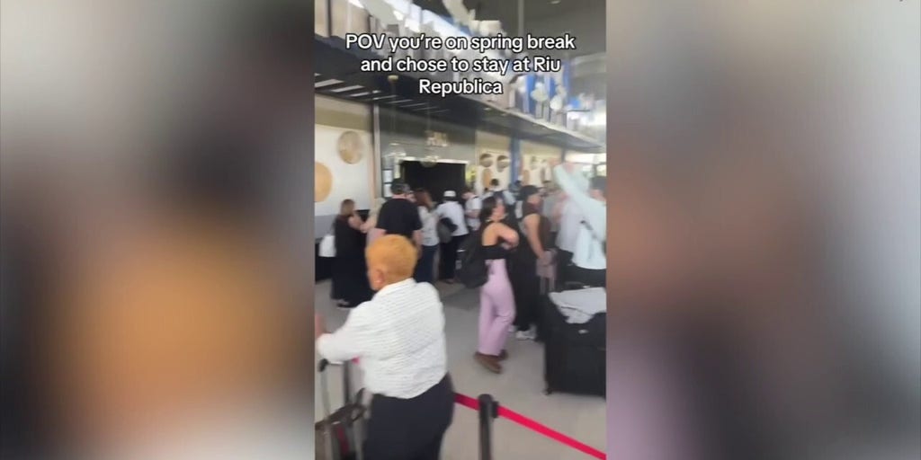 Tourists visiting the Rio Republica Resort in Punta Cana share videos of packed amenities