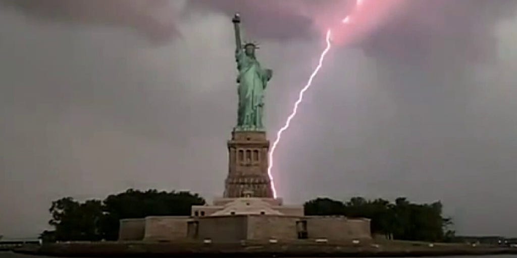 Man Captures Exact Moment When Lightning Strikes Statue of Liberty ...
