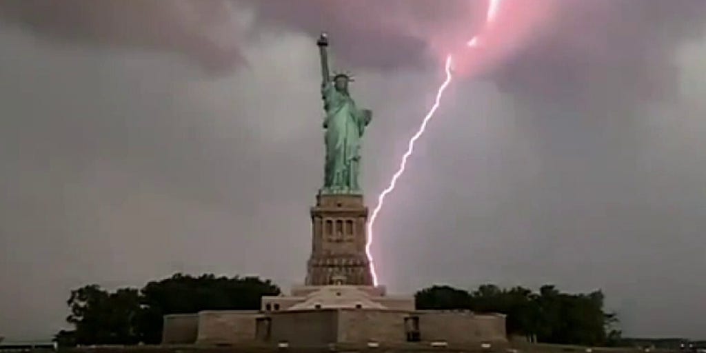 Man Captures Exact Moment When Lightning Strikes Statue of Liberty ...