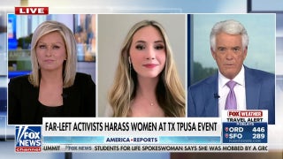 Un activista provida rodeado por manifestantes de extrema izquierda mientras uno de ellos se burla del asesinato de Charlie Kirk