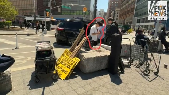 El director organizador del People's Forum, financiado porChina Neville Roy Singham, dirige las manifestaciones callejeras del Primero de Mayo en Nueva York