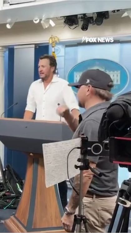 Country stars Luke Bryan, Jason Aldean take over White House briefing room