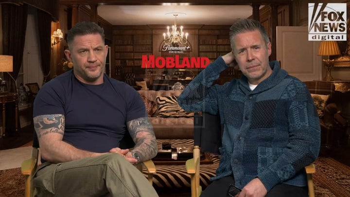 Tom dice que sus compañeros de reparto en «MobLand», Pierce Brosnan y Helen , son «tesoros nacionales»