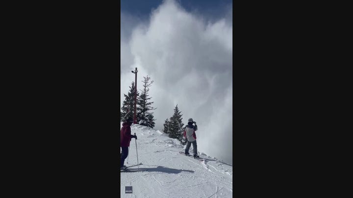 Utah 'powercloud' avalanche caught on camera