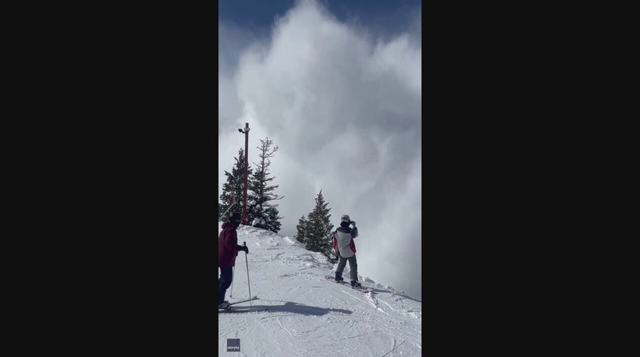 Utah 'powercloud' avalanche caught on camera