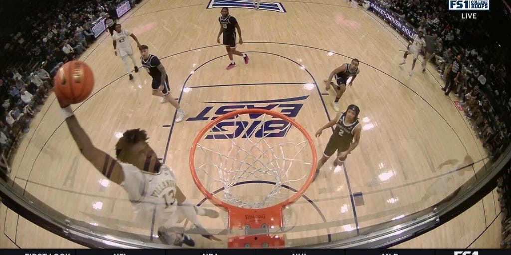 Villanova's Enoch Boakye throws down THUNDEROUS slam dunk to extend lead over Georgetown