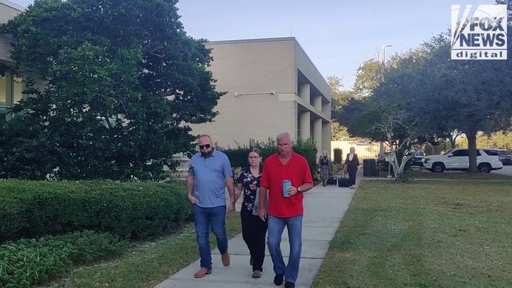 Los familiares Anna , la víctima mortal del crucero Carnival, llegan al juzgado