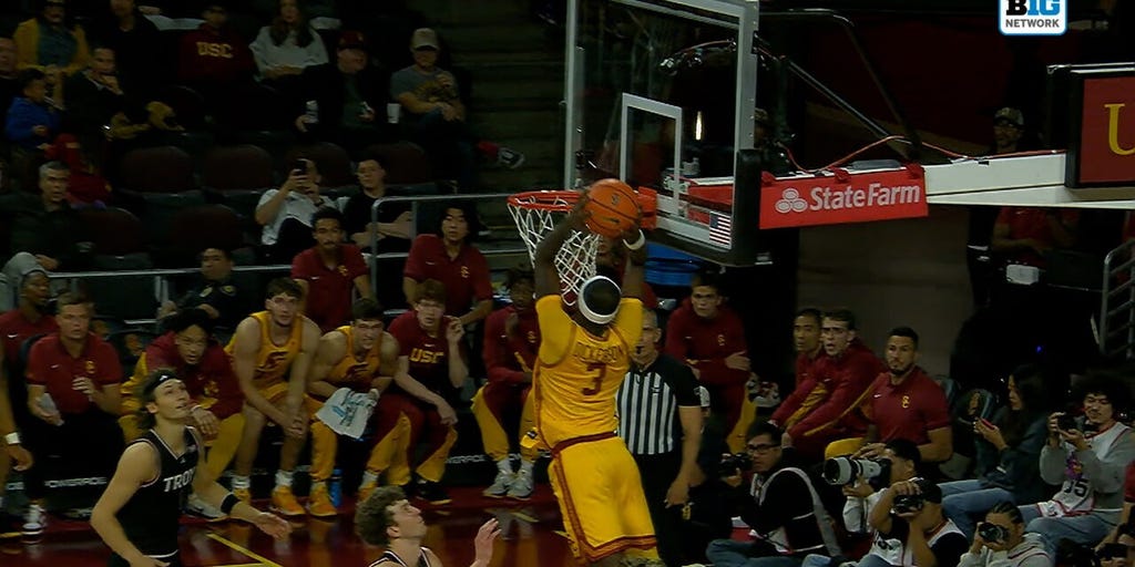 USC’s Amarion Dickerson hammers home alley-oop vs. Troy