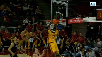 USC’s Amarion Dickerson hammers home alley-oop vs. Troy