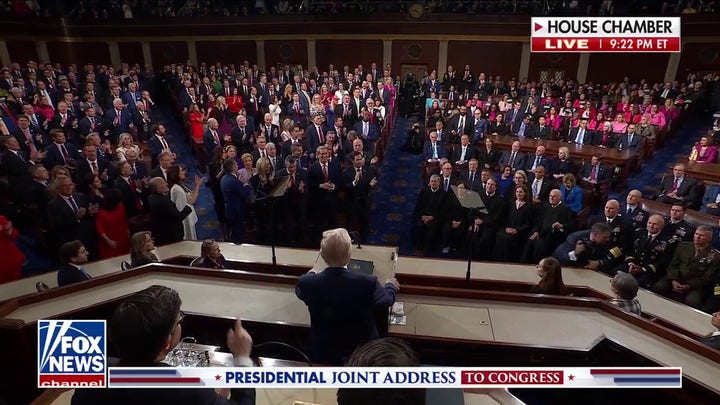 Los demócratas interrumpen a Trump y son ahogados por los cánticos "USA