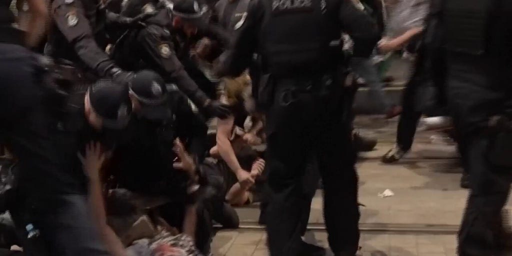 Police clash with anti-Israel protesters over Israeli president's visit to Australia