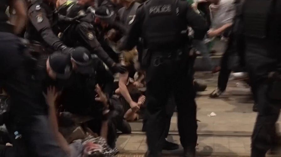 Police clash with anti-Israel protesters over Israeli president's visit to Australia