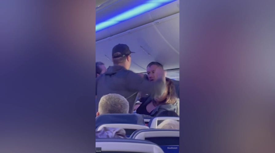 Fistfight breaks out on packed plane, forcing passengers to intervene
