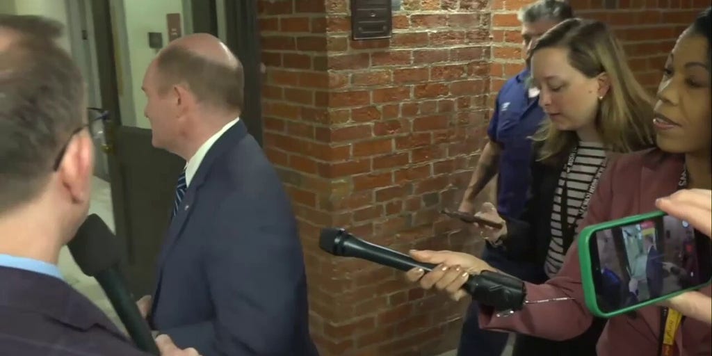 Dem senator walks away when reporter presses him about 2-week Senate recess during shutdown