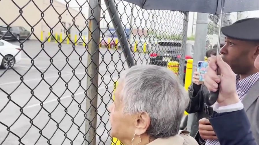 Lawmakers chant for Newark mayor's release