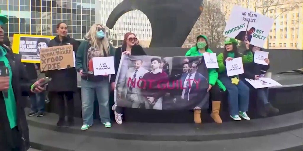 Luigi Mangione supporters arrive before key hearing in assassination case