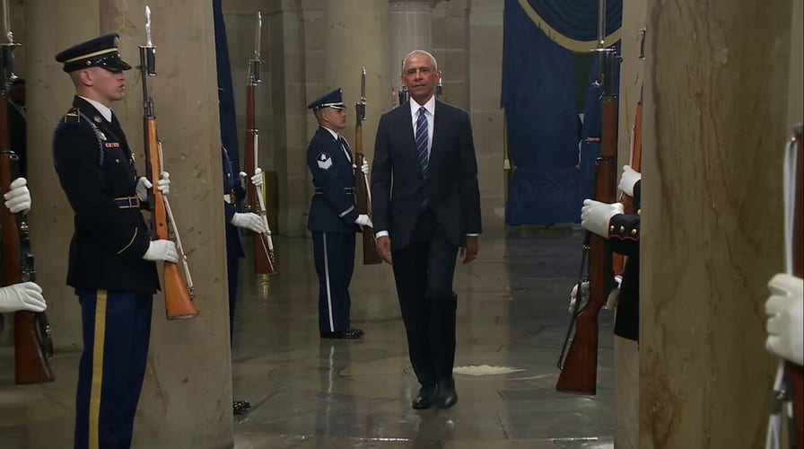 El ex presidente Barack Obama llega al Capitolio para la toma de posesión de Trump