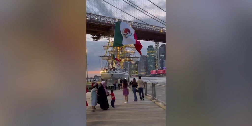 Mexican Navy training ship strikes Brooklyn Bridge