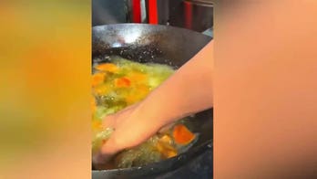 Restaurant chef leaves viewers stunned by stirring boiling oil with unprotected hand