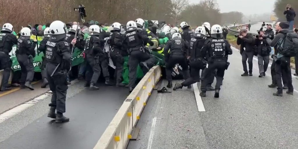 Antifa, activists scuffle with German police amid huge protests over new AfD youth wing