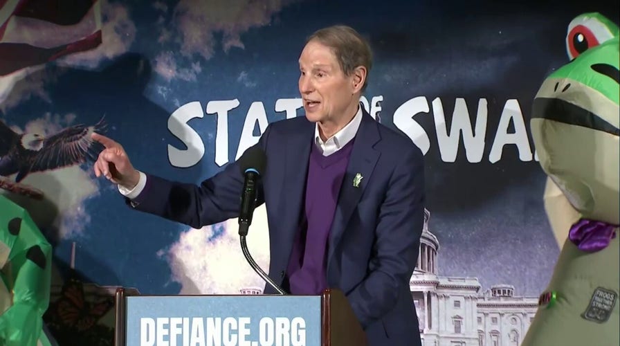 Democrat Senator praises inflatable frog protesters for undoing Trump’s transgression  crackdown successful  Portland