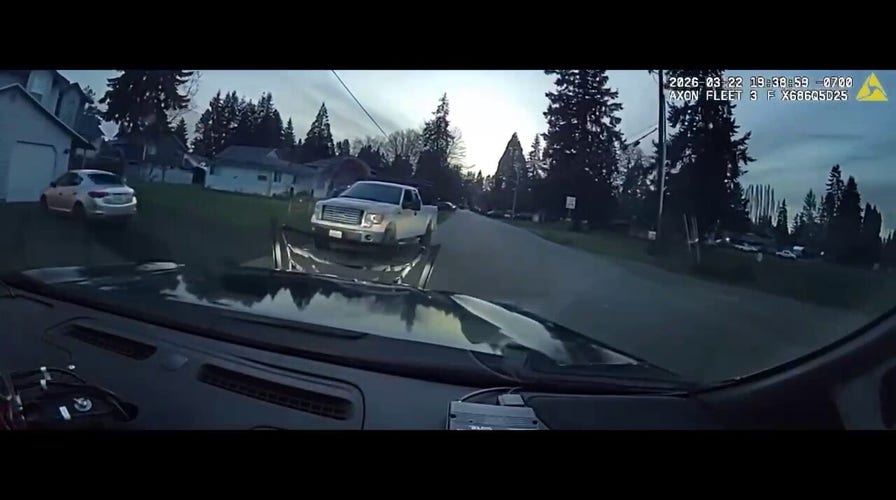 Deputies pursuit  fleeing suspects astatine  100 mph earlier  arrest