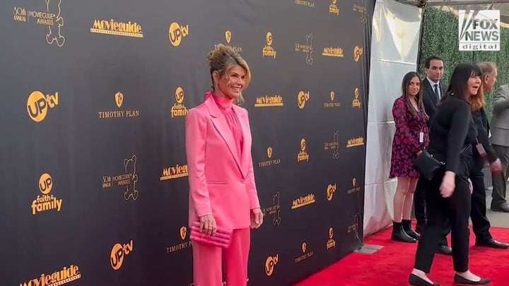 Lori Loughlin makes first award show appearance since college admissions scandal