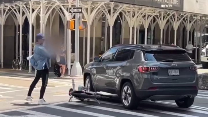 NYC cyclist throws bicycle at SUV