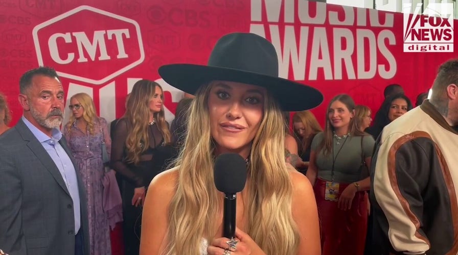 Lainey Wilson on walking CMT Music Awards carpet with her boyfriend: 'He's a looker'