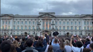 Buckingham Palace visitors spontaneously applaud following Queen Elizabeth II's death - Fox News