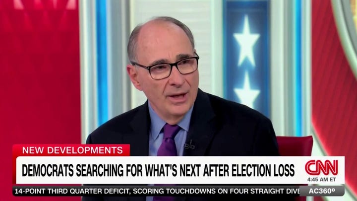 Los demócratas se están convirtiendo en un "partido de listillos, suburbanos y con estudios universitarios", dice David Axelrod