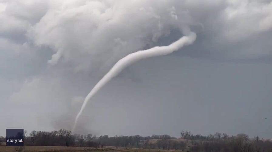 Rope-like tornado spins over Iowa town