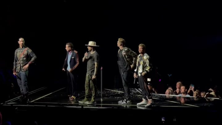 Nick Carter holds back tears as Backstreet Boys honor passing Of Aaron Carter at London concert