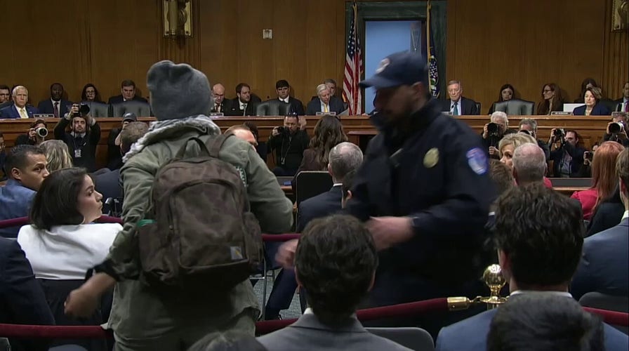 «¡Deberías avergonzarte!» Heckler expulsado del testimonio de Noem.