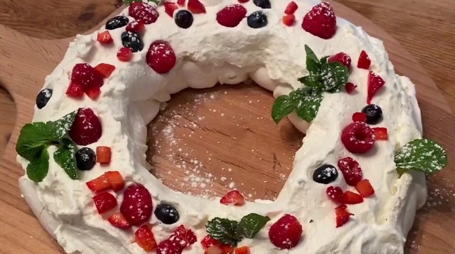 Make Steve Doocy's holiday wreath pavlova from his 'Happy in a Hurry Cookbook'