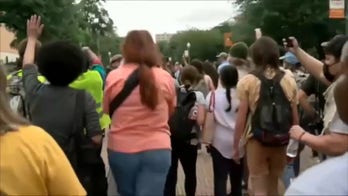 Anti-Israel mob surrounds authorities, shouts profanities as they make arrest at UT Austin