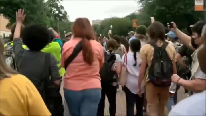 Anti-Israel mob surrounds authorities, shouts profanities as they make arrest at UT Austin