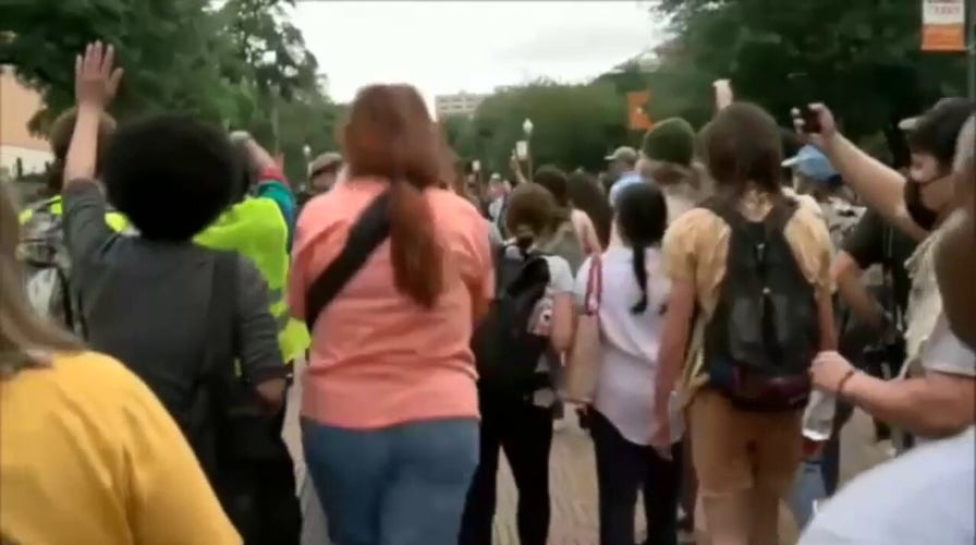 Anti-Israel mob surrounds authorities, shouts profanities as they make arrest at UT Austin