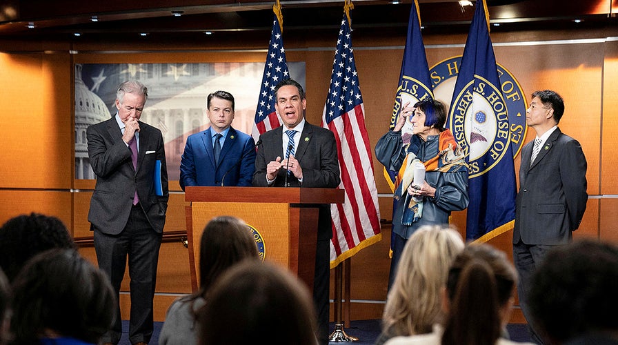  House Dem leaders clasp  play   property   conference