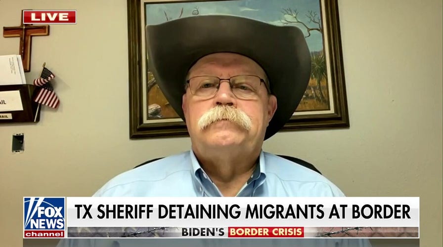 Texas sheriff takes border crisis into own hands, detains migrants