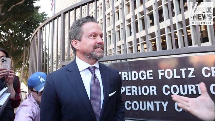 Alan Jackson los medios de comunicación a las puertas del tribunal de Los