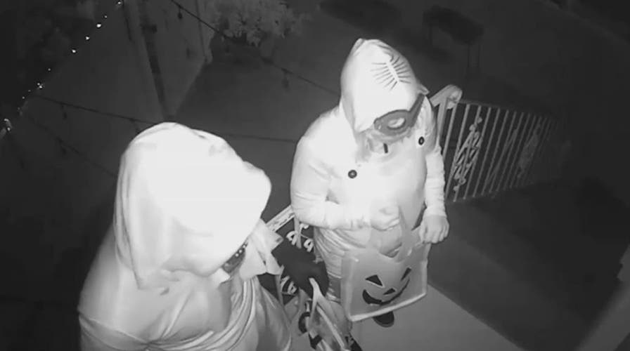 NYC dad fights off armed robbers posing as trick-or-treaters trying to enter house with 8-year-old inside