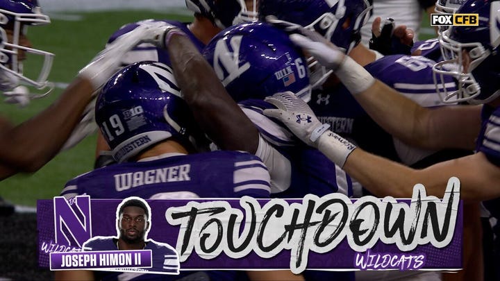 Joseph Himon II corre 11 yardas para anotar su segundo touchdown, ampliando así la ventaja de Northwestern sobre Penn State