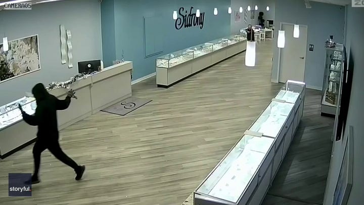 Air Force veteran in Nebraska pulls gun to stop jewelry heist