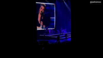 Kelly Clarkson warns fans not to throw anything on stage